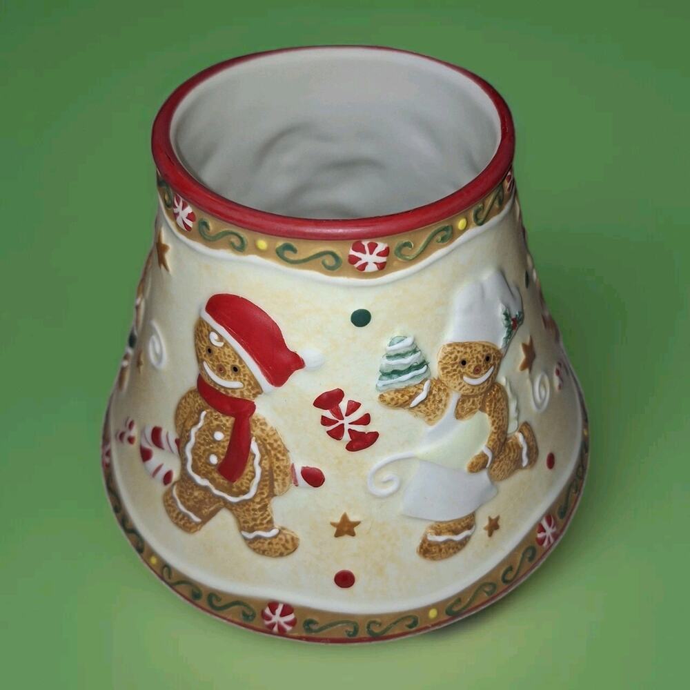 NWT Yankee Candle Large Shade Topper/Gingerbread Figures/Christmas